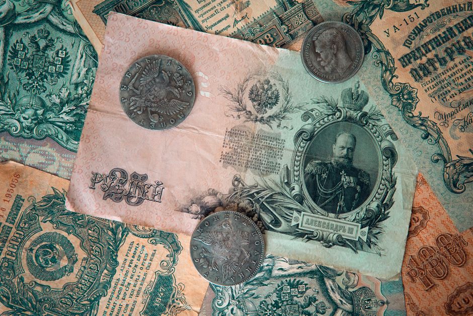 медные пятаки и гроши Российской империи XVIII века, разложенные для сортировки по годам