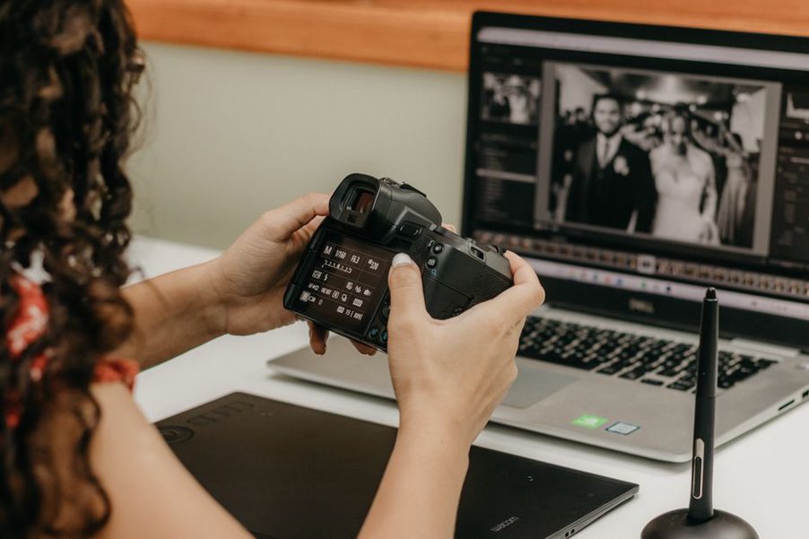 редактор сверяет фотографии монеты с карточкой лота