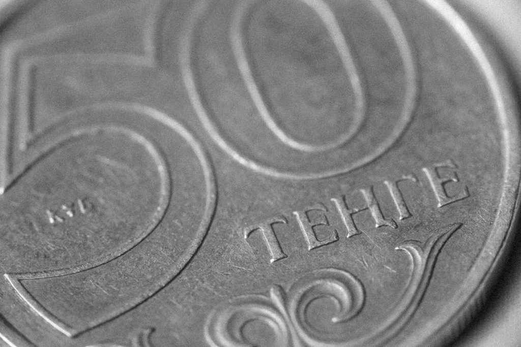 На крупном плане видны рельеф и дефекты поверхности